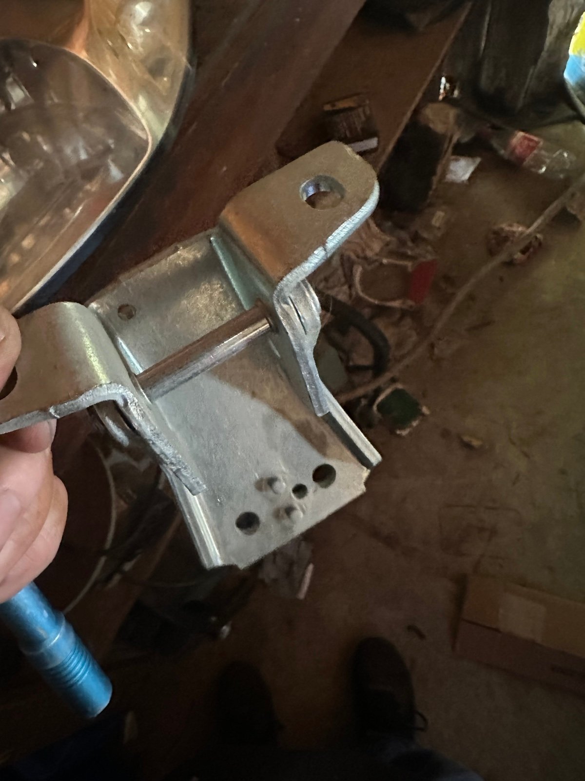 Door hinge drivers side