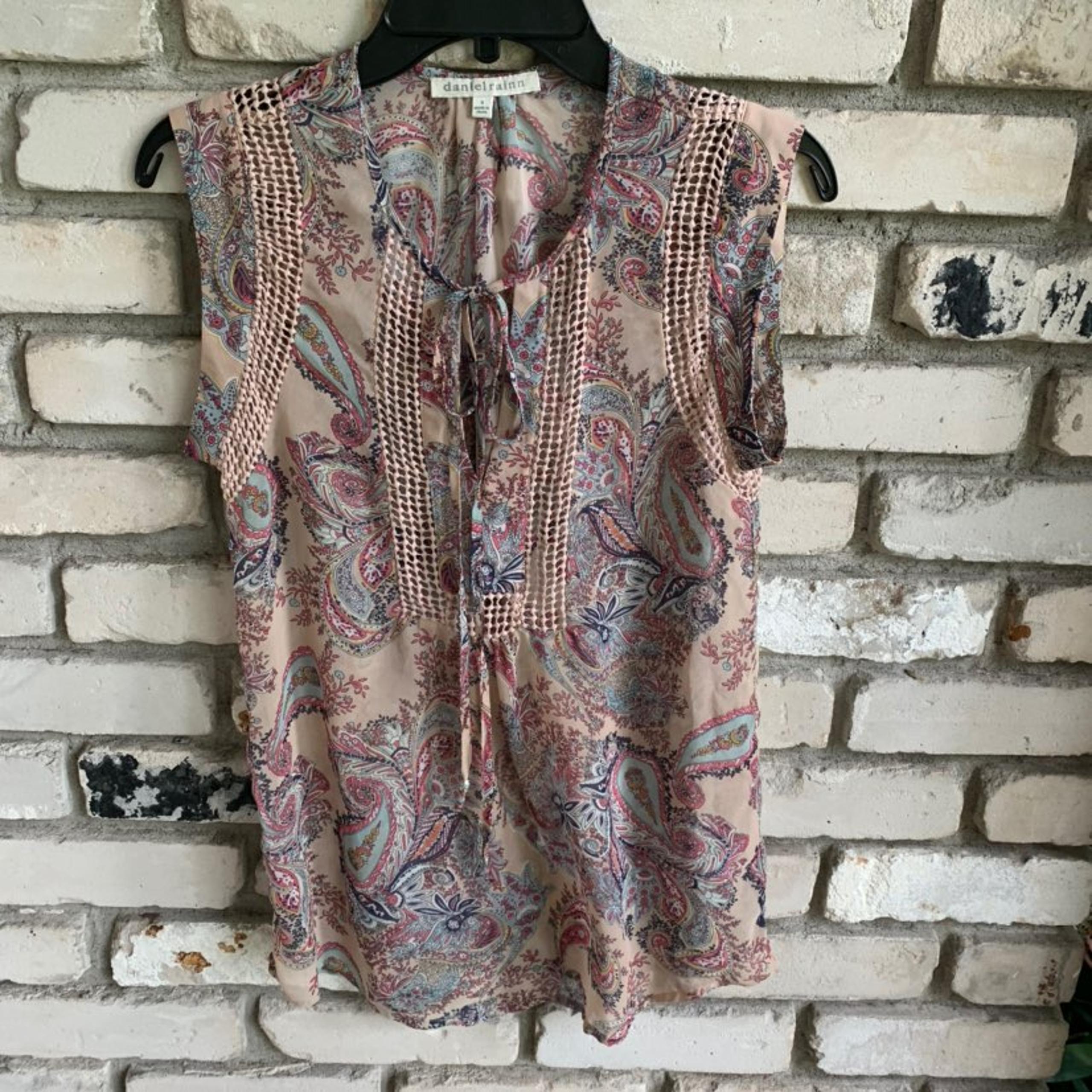 daniel rainn sleeveless top with embroid