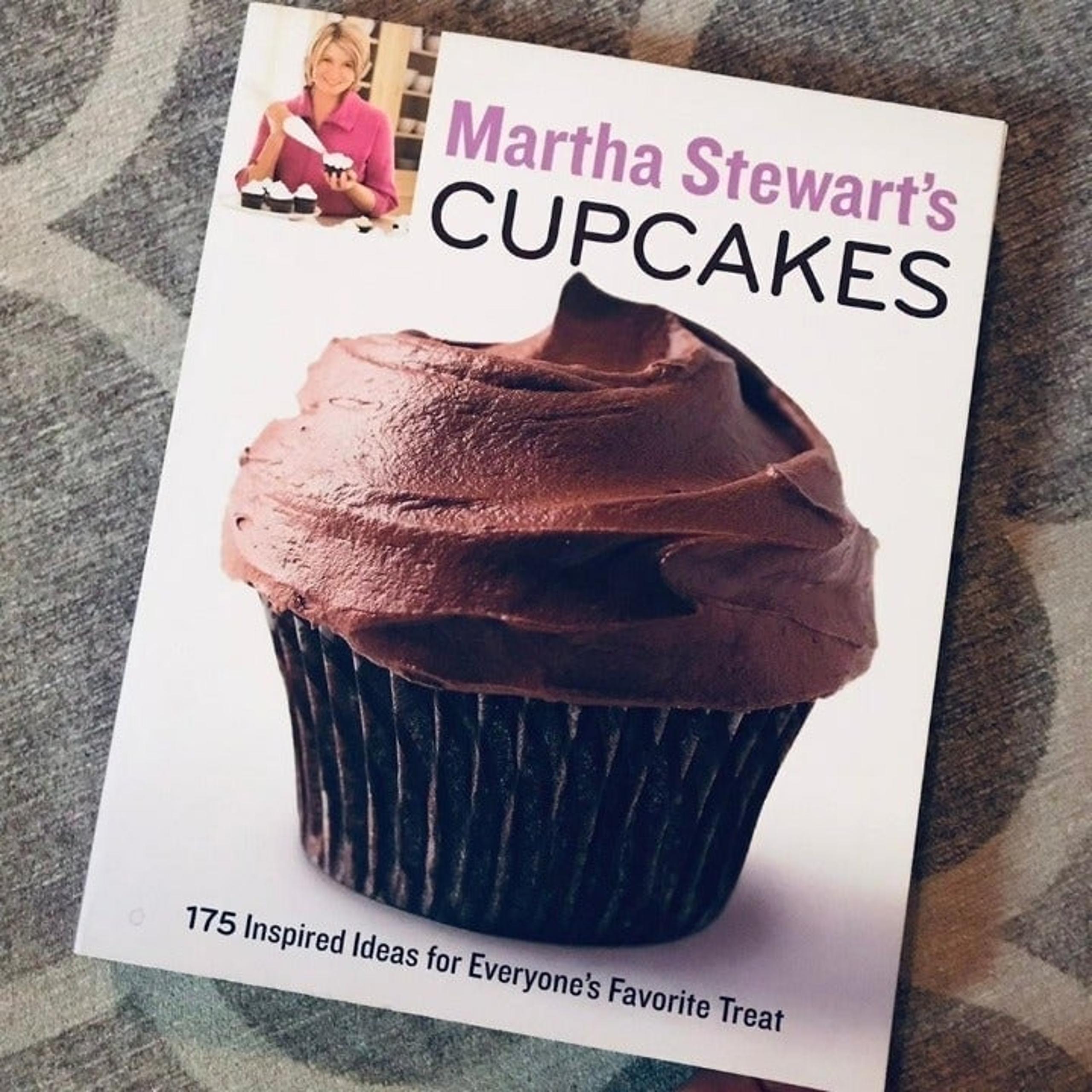 Martha Stewart's Cupcakes Baking Recipe Cookbook Book ♥️ Mom’s Day Gift