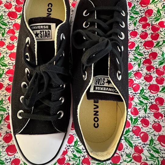 Converse Chuck Taylor Platform Low Tops Black Size 9 Like New with Box