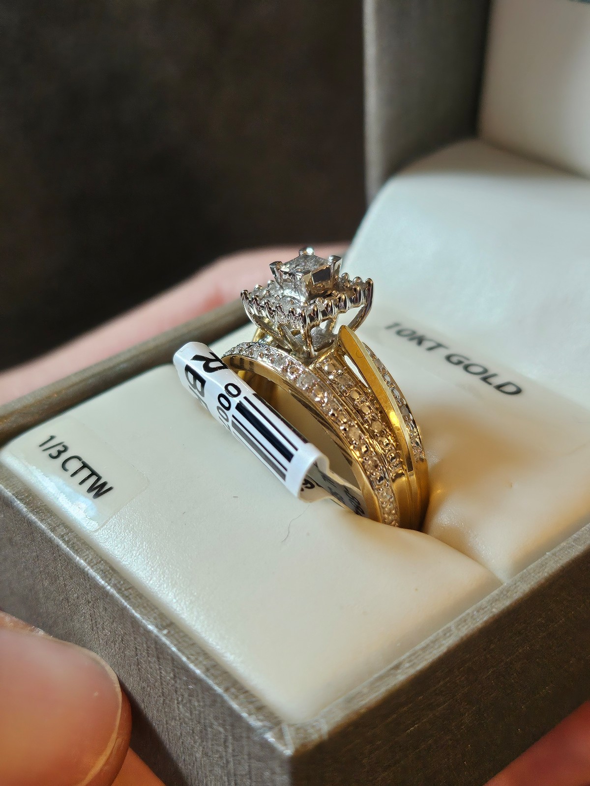 New 10kt diamond ring