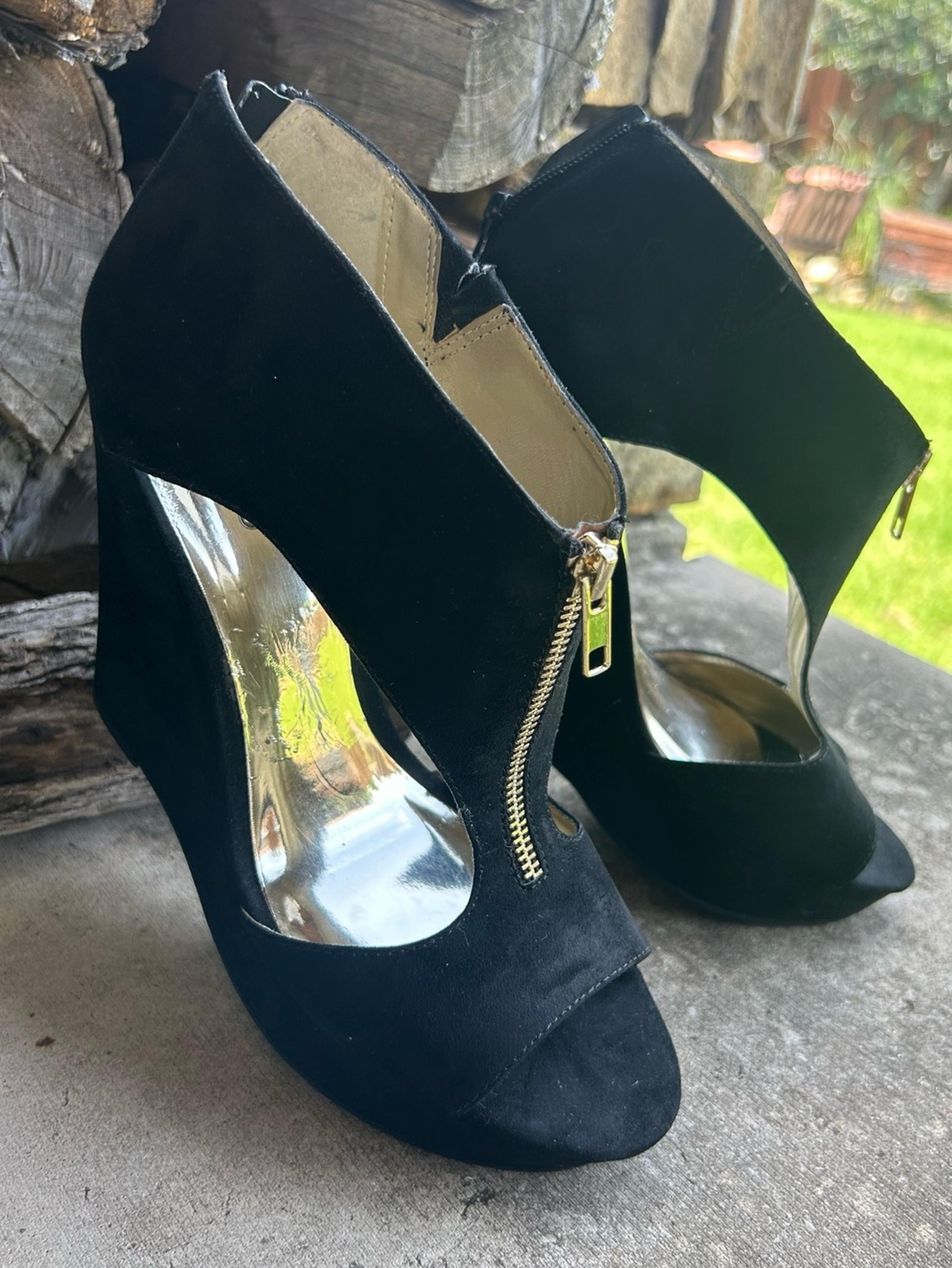 Carlos by Carlos Santana Brynn Black platform wedge sandal w/back zip Sz-10.  Ps
