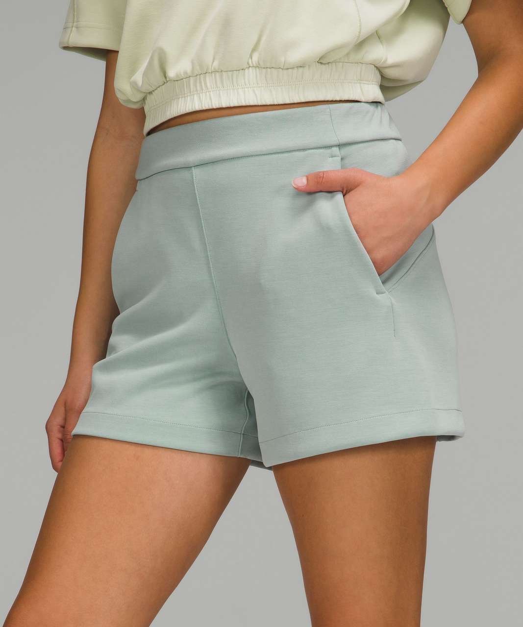 Lululemon Softstreme Relaxed Shorts Sz 2 NWT