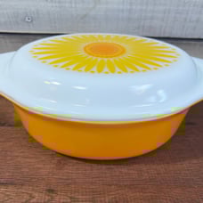 Pyrex Daisy 043 Casseole Dish 1.5qt with lid