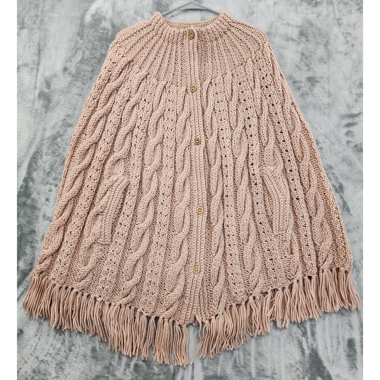 Vintage 70s Crochet Cable Knit Button Front Shawl Cape Size M Beige Tan Fringe