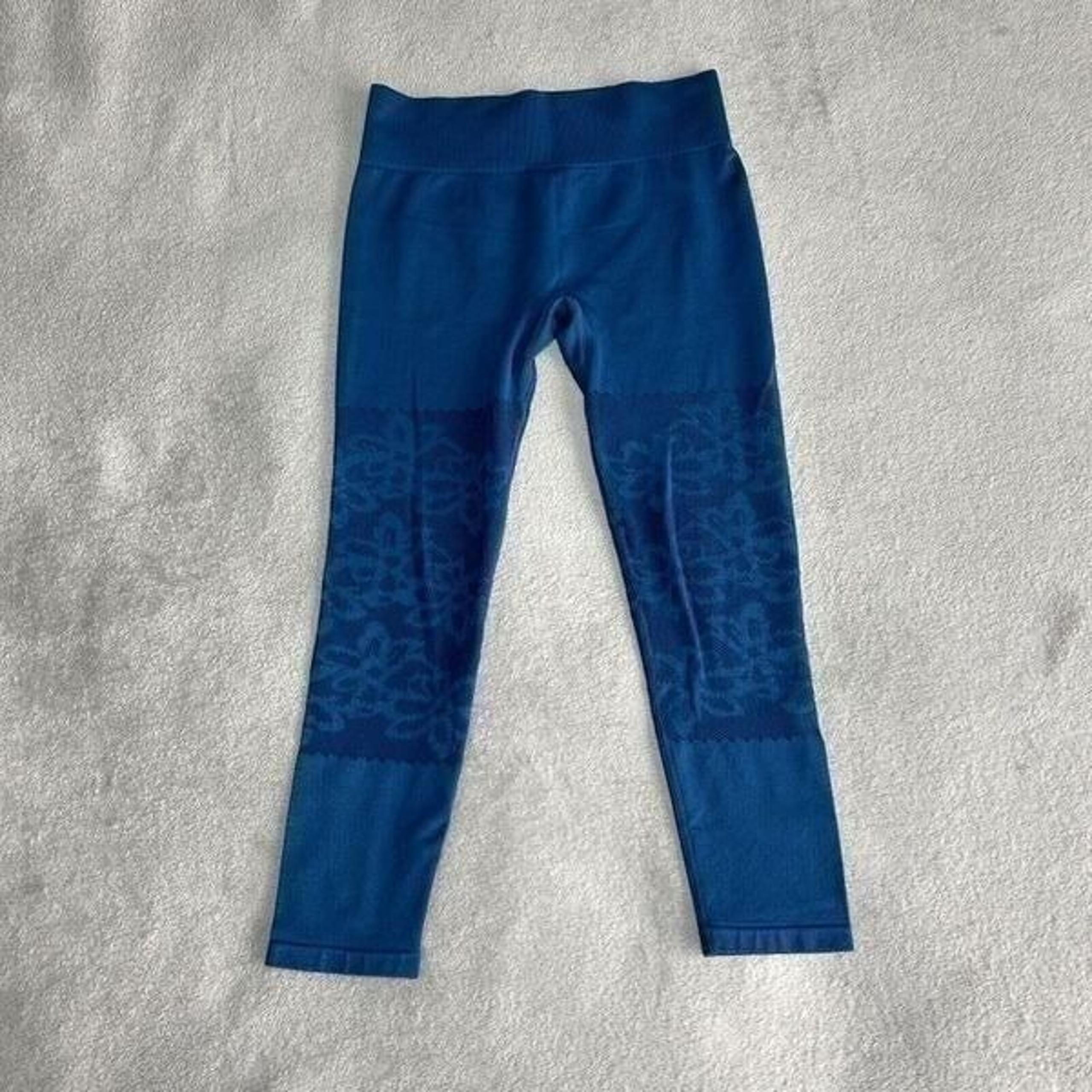 Fabletics Legging Capri Womens XS Blue Seamless Printed Yoga Pants Shoreline