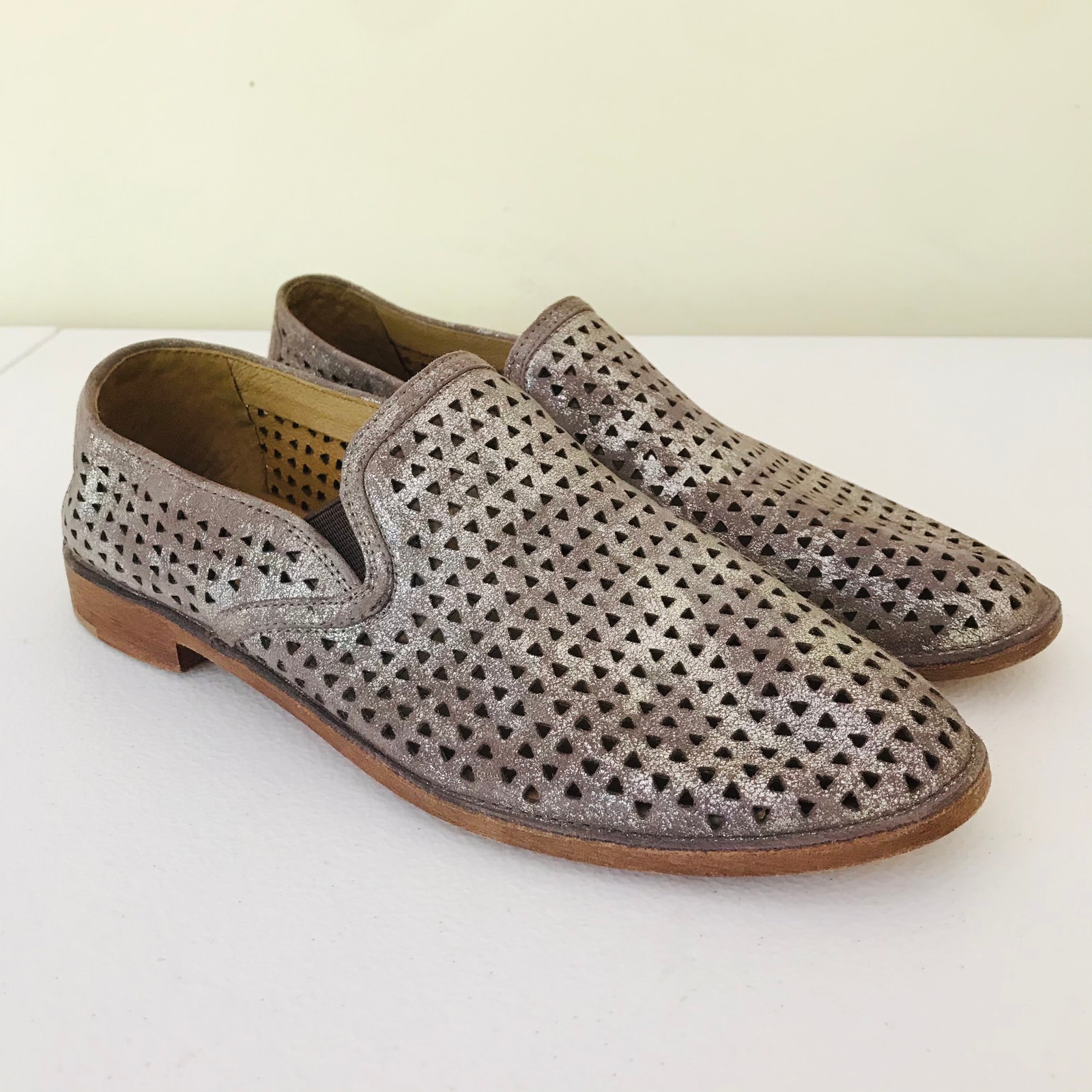 Trask Ali Perforated Metallic Loafer Flats Gray Silver Women's Size 7.5