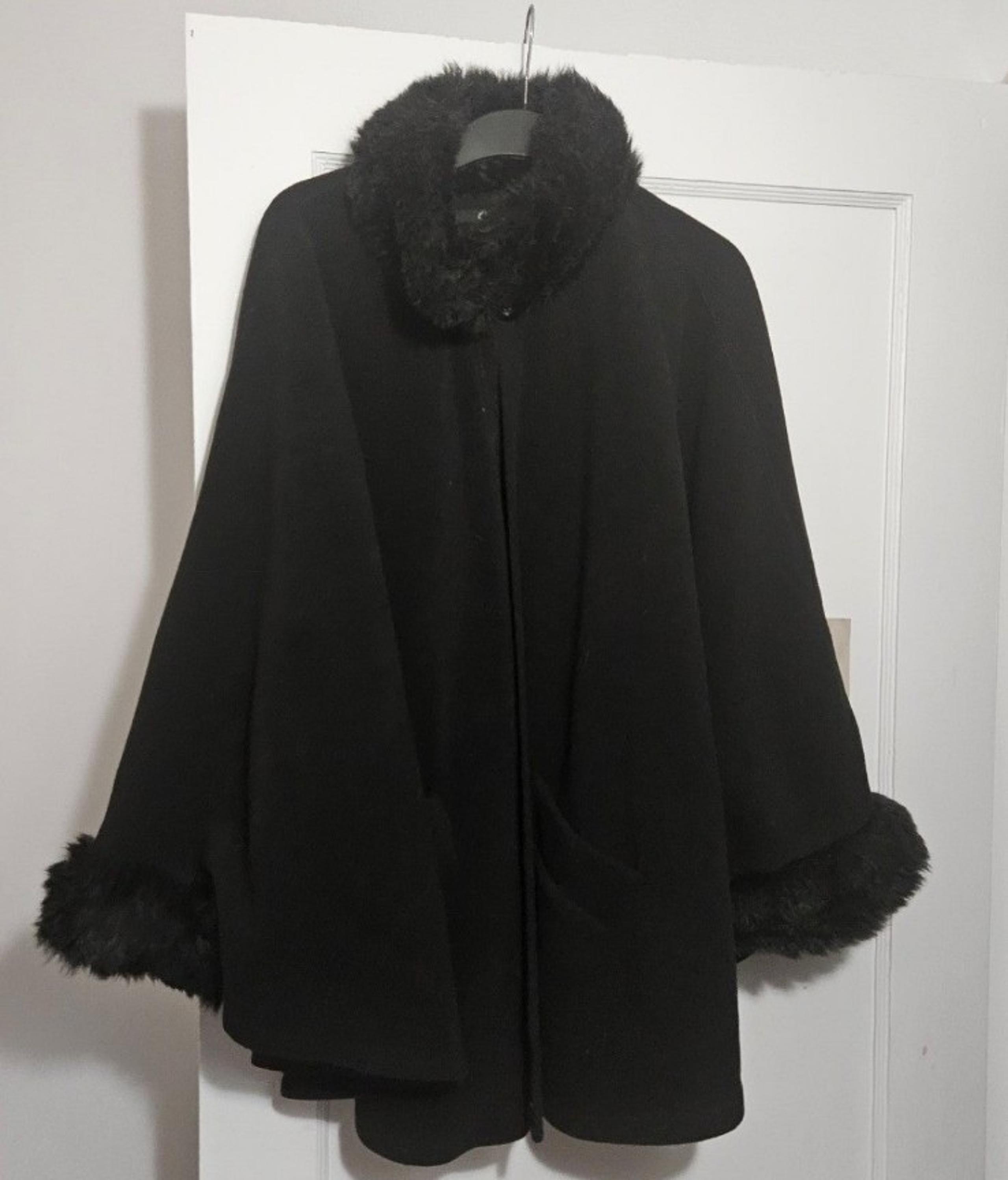 Womens Cejon Black Lux Fleece Cape w Faux Fur Trim Coat
Sz S/M