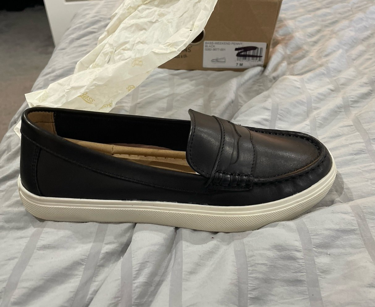 New womens Bass Weejuns 7 M black weekend penny