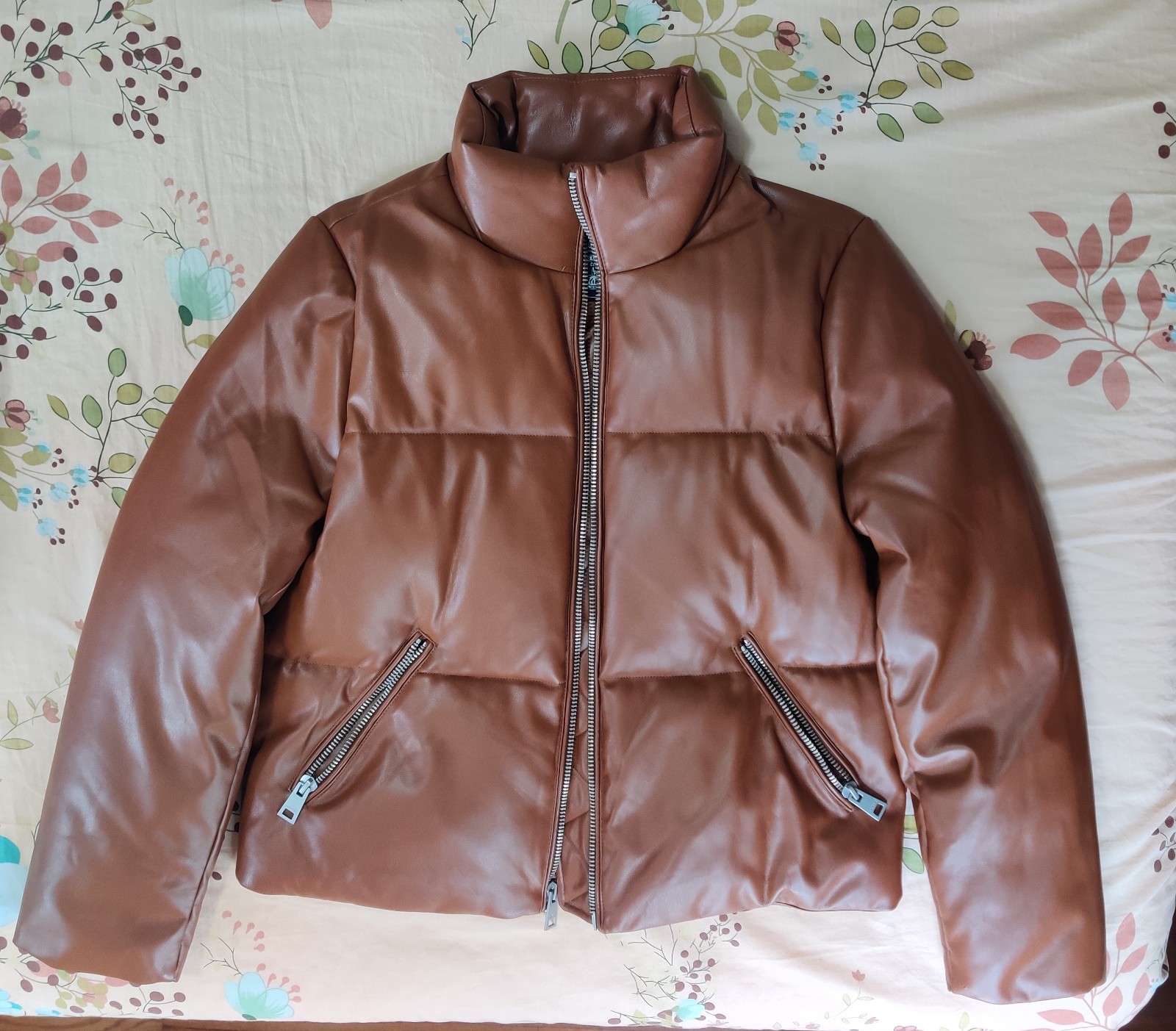 Women’s Levis Faux Leather Puffer Size M