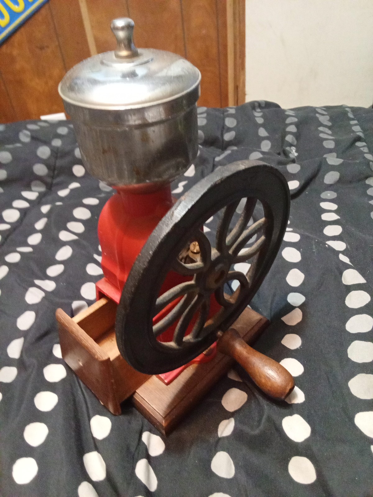Antique Ole time coffee grinder in great condition Cool for any collection