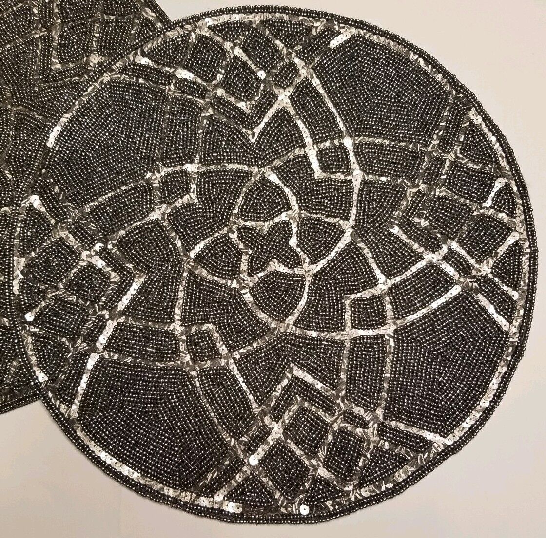 Tahari Beaded Placemats Set 2 Chargers Silver Star Sequins Lux Christmas New