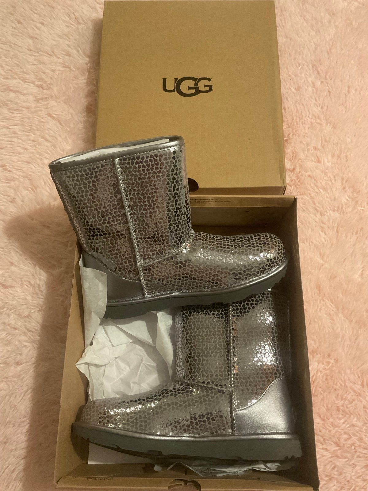 New UGG Gel Heart Boots Size 7 silver