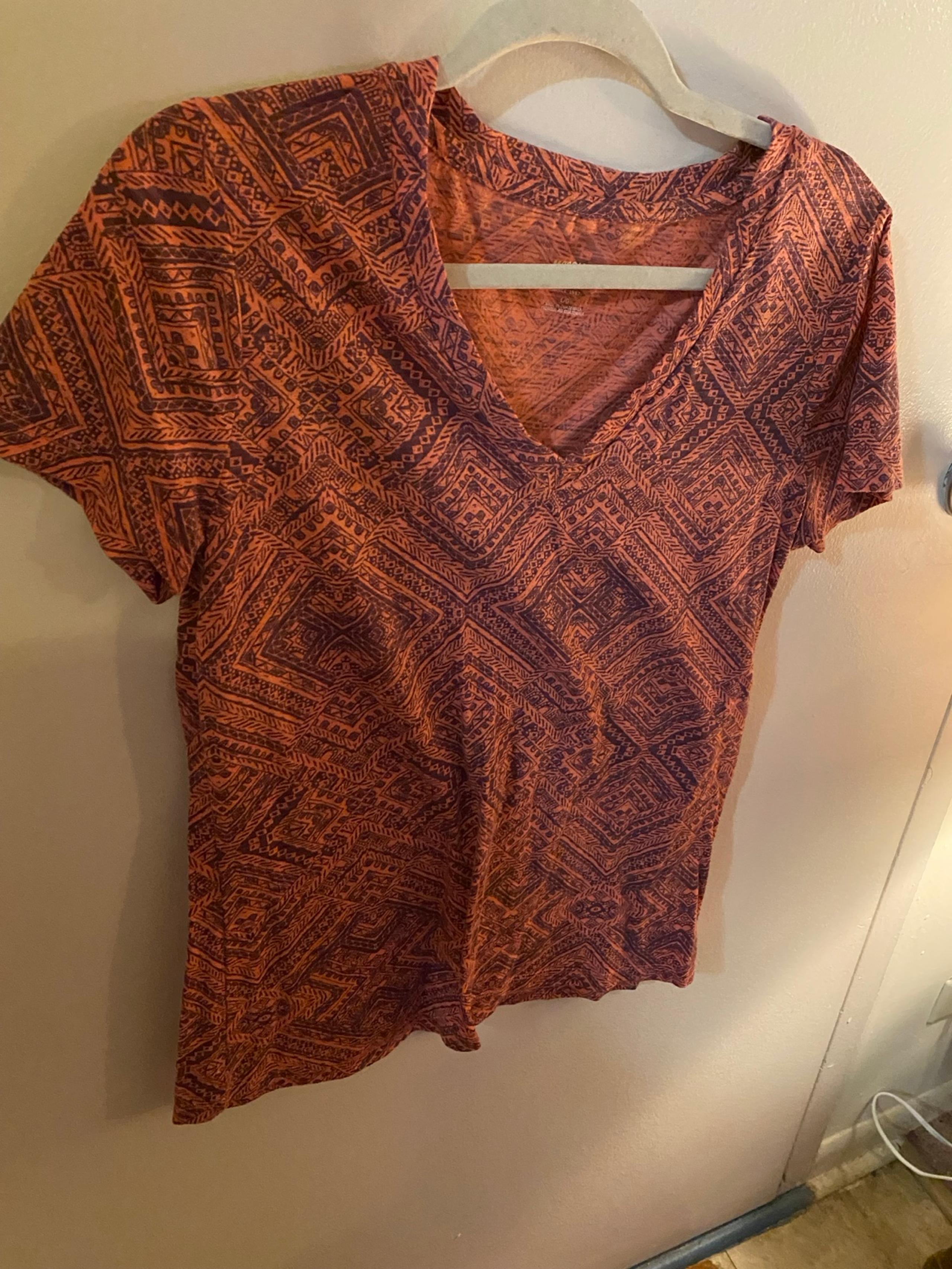 Mossimo Pink Purple Geometric Pattern TShirt