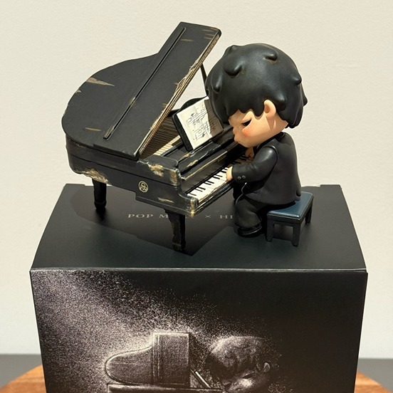 Hirono The Pianist Figure (Limited edition) Plush Figures