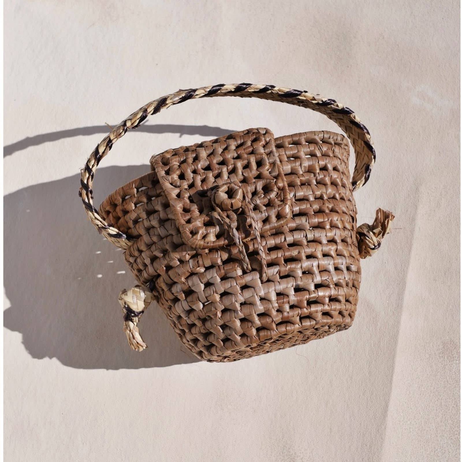 Woven Straw Bucket Basket Bag Handbag Tote Vintage Flap-Over Loop Closure