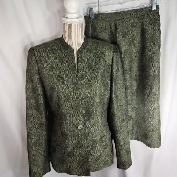 Carlisle NWOT Green w/Embroidered Green Leaves 2-PC Wool Skirt Suit Size 6