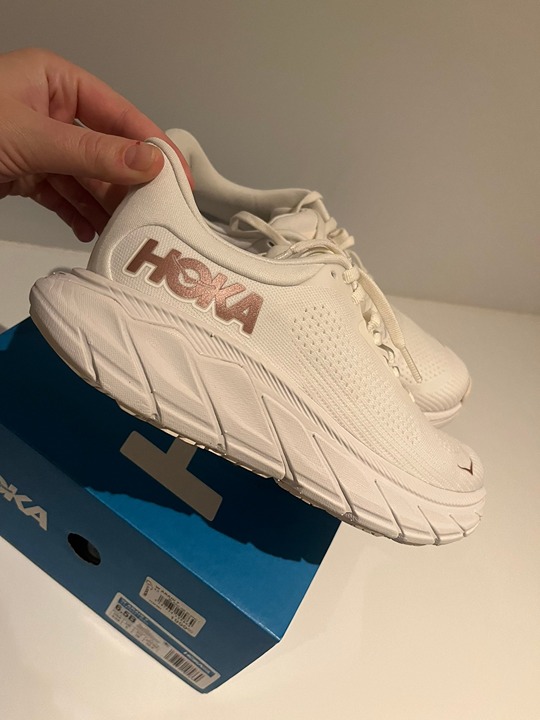 HOKA® Arahi 7 Sneakers - BLANC DE BLANC / ROSE GOLD - Size 6