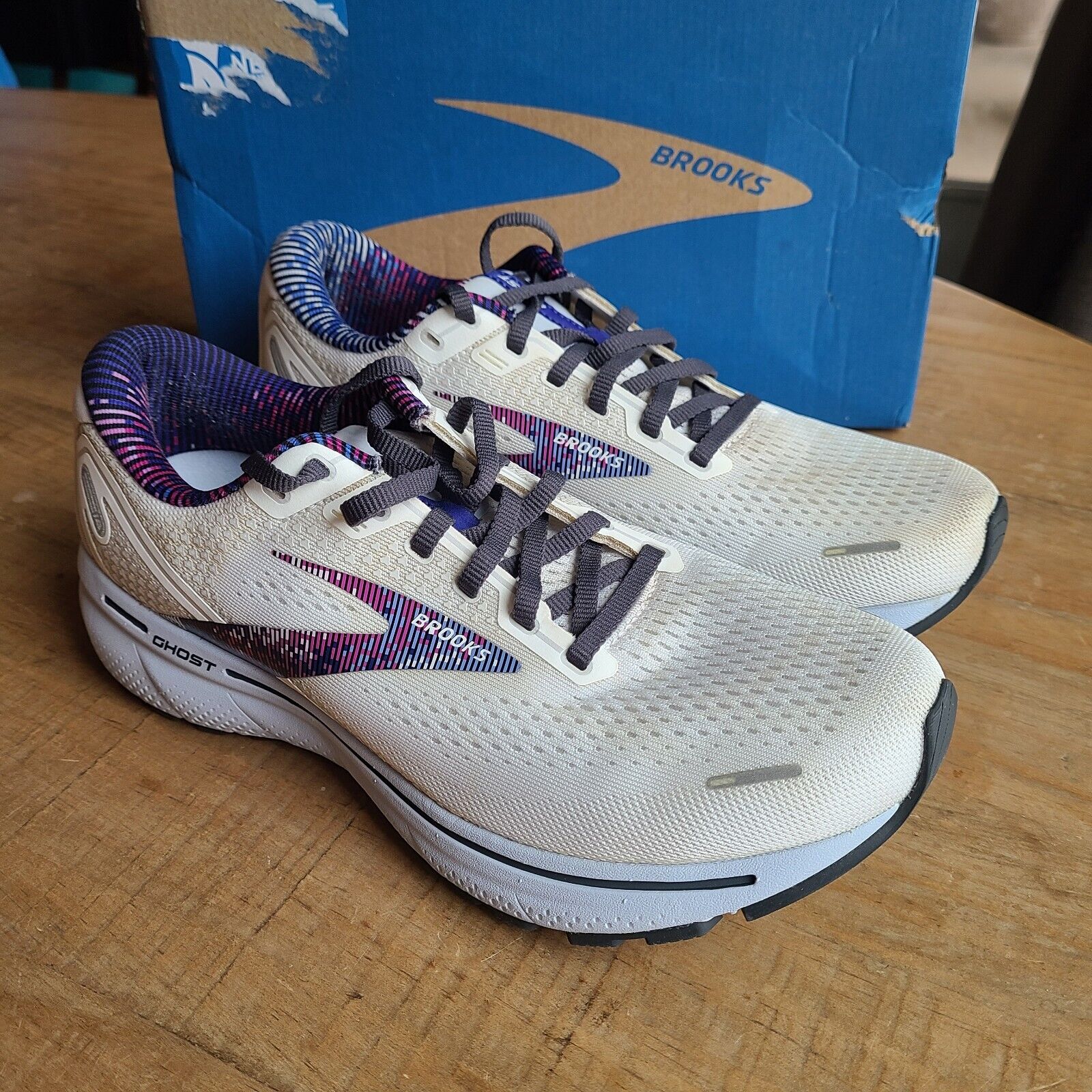 BROOKS Womens 10 GHOST 14 White/Purple Minimally Worn with BOX
