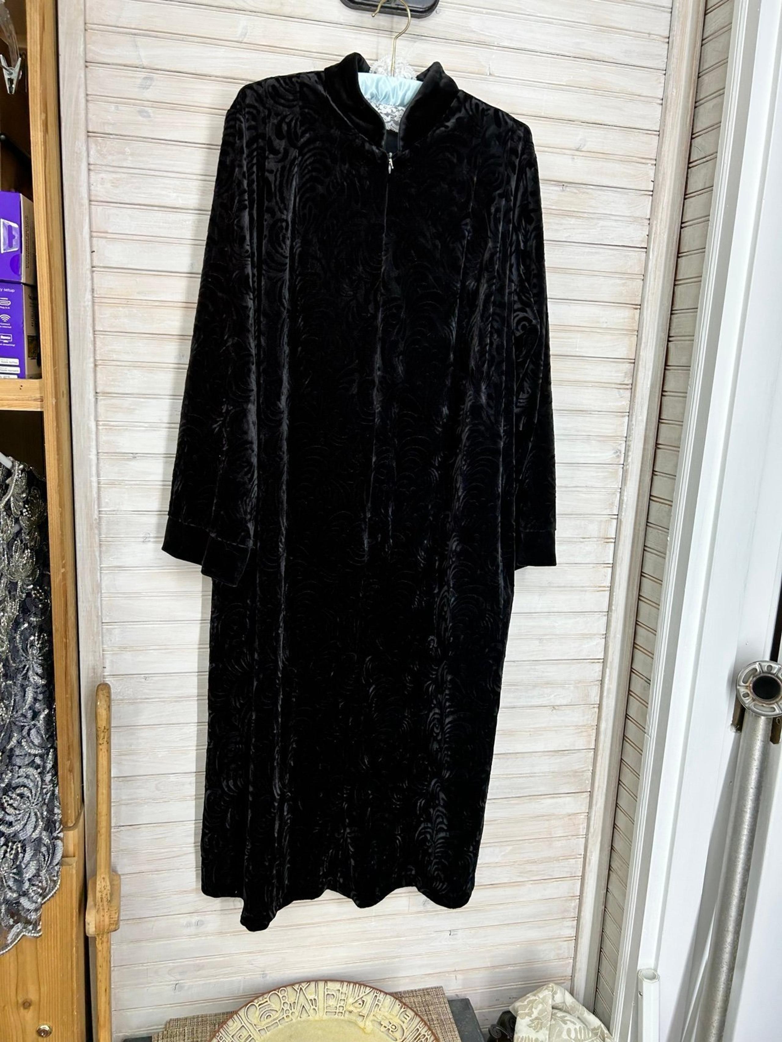 Vintage Secret Treasures Women’s M Black Embossed Chenille Robe
