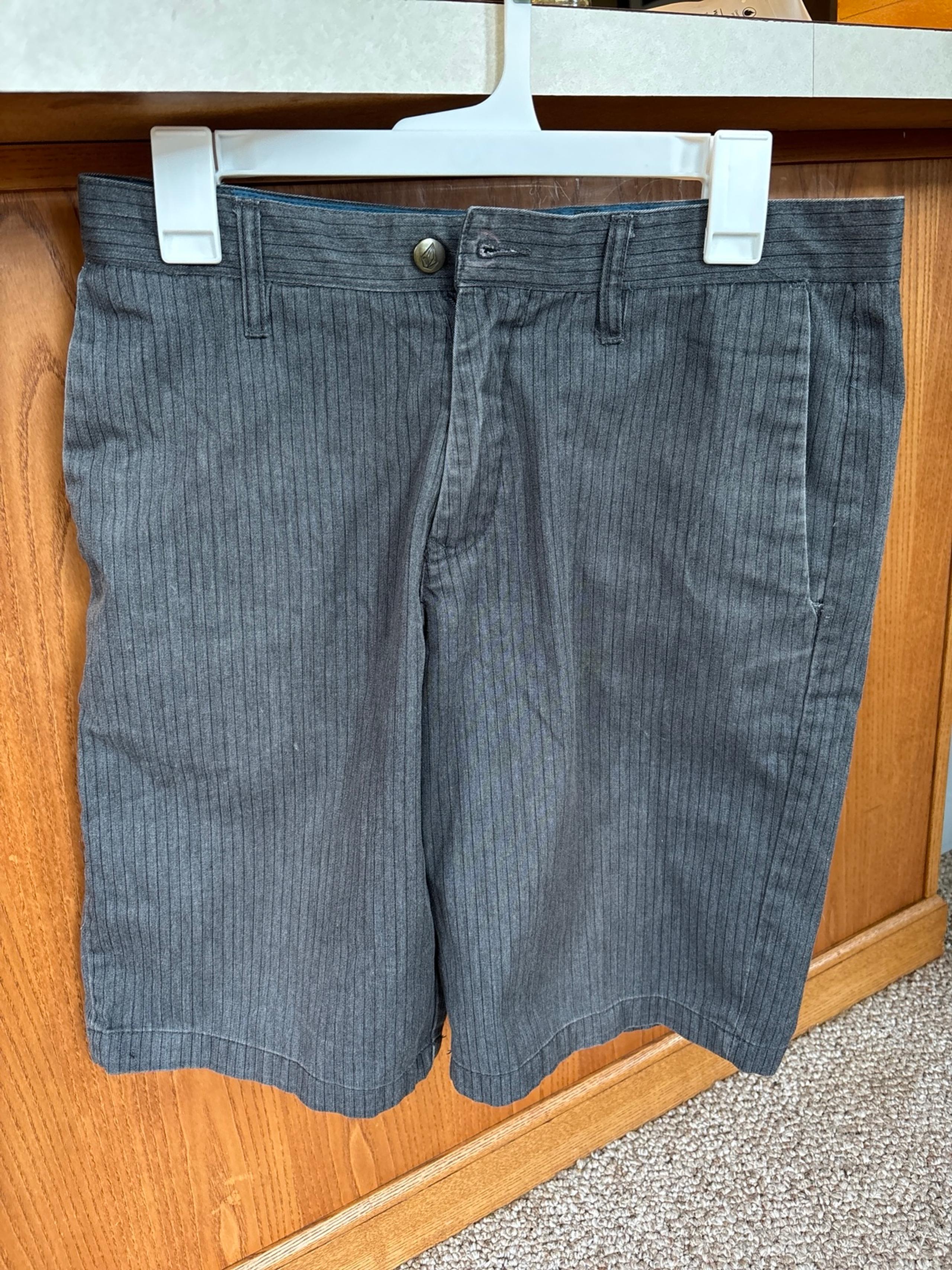 Men’s Volcom casual Shorts flat front pinstriped print Size 31 waist 10.5 inseam