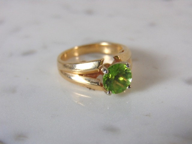 Womens 14k Yellow Gold Peridot Ring