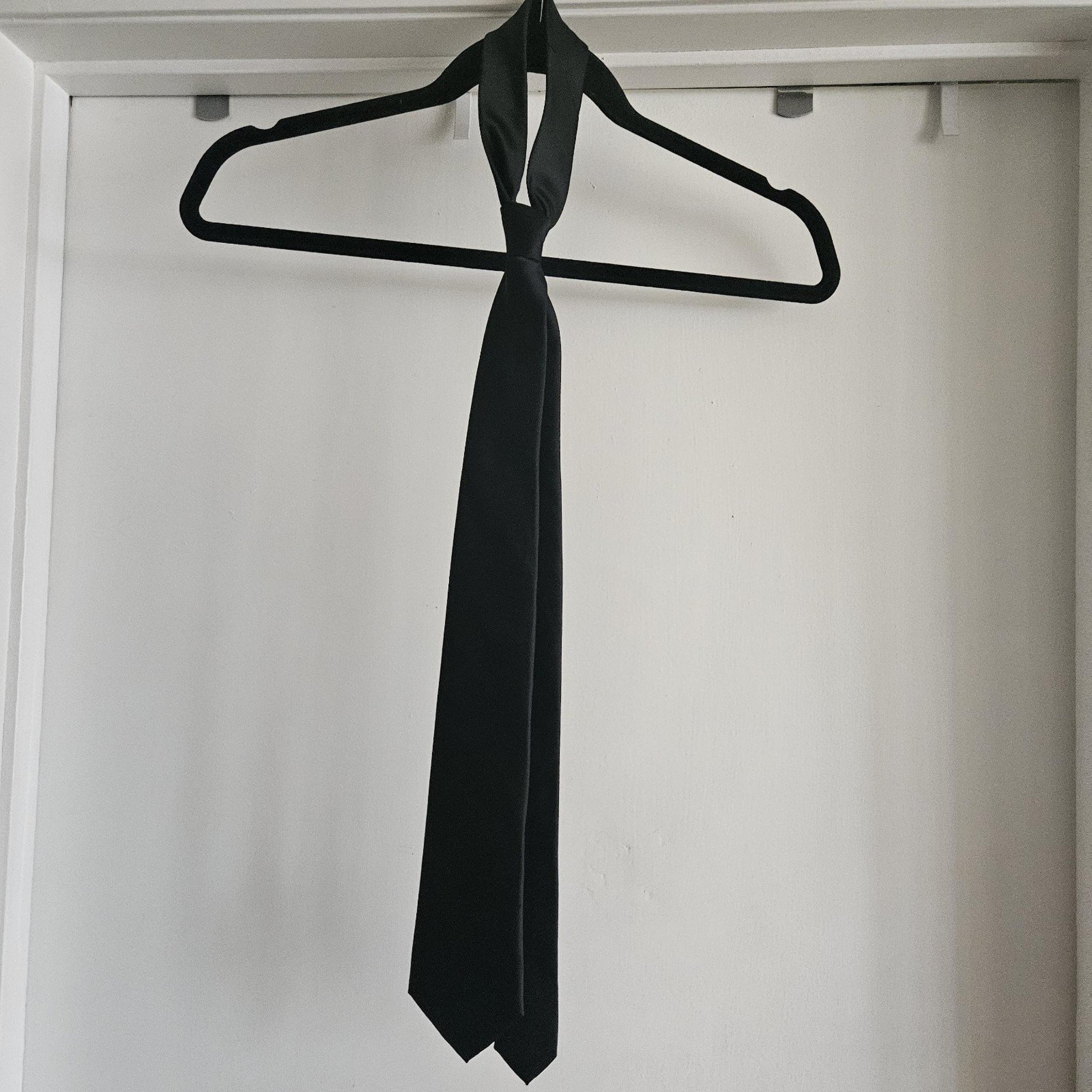 Tie Men's Solid Black Necktie EUC - Pierre Cardin