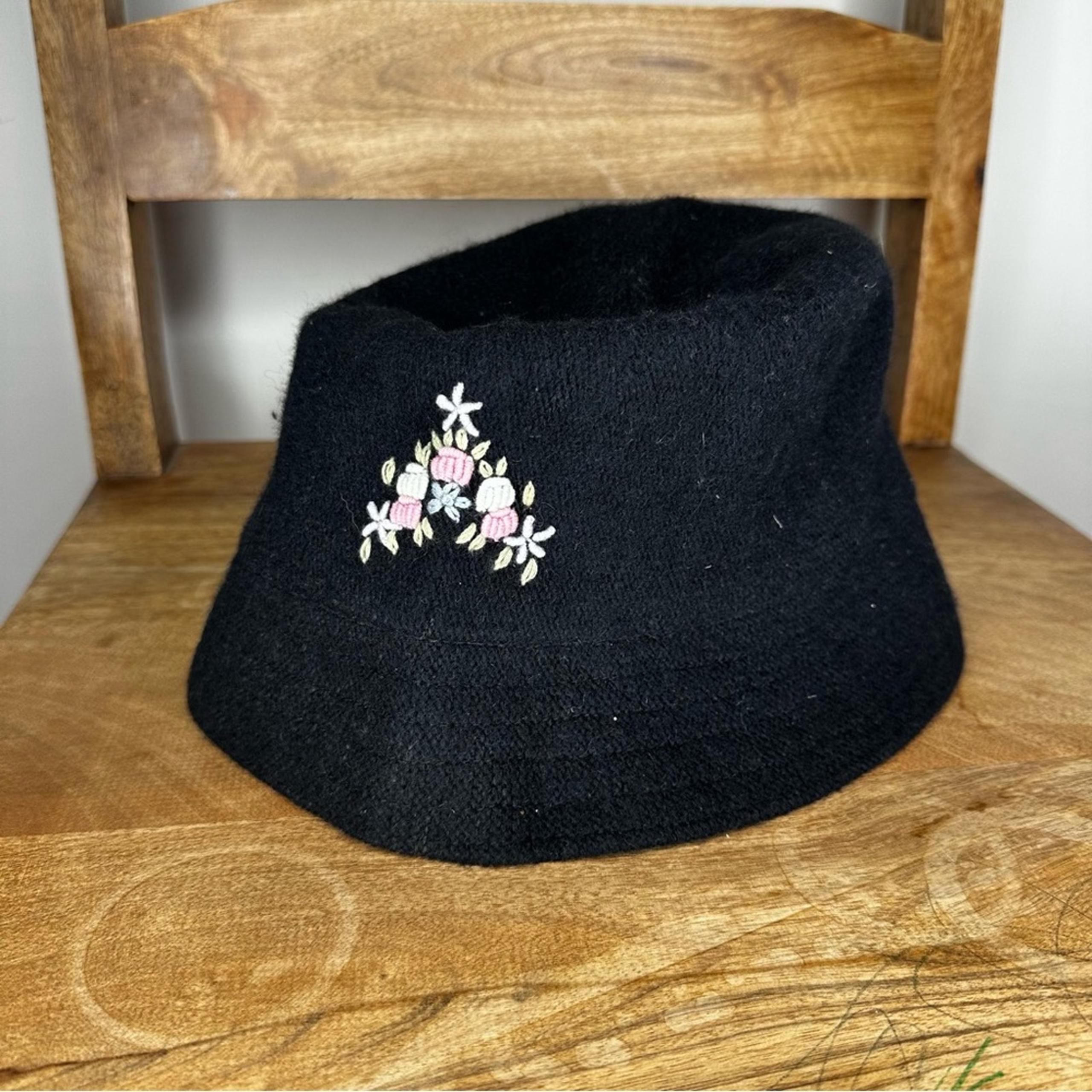 Berkshire Fashions Lambswool Black Bucket Hat w/ floral embroidery Y2K 2000s