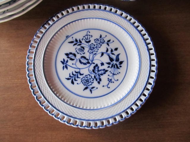 Blue Onion Lattice Edge Plate for Walls Blue & white china Cabinet Plates Lovely