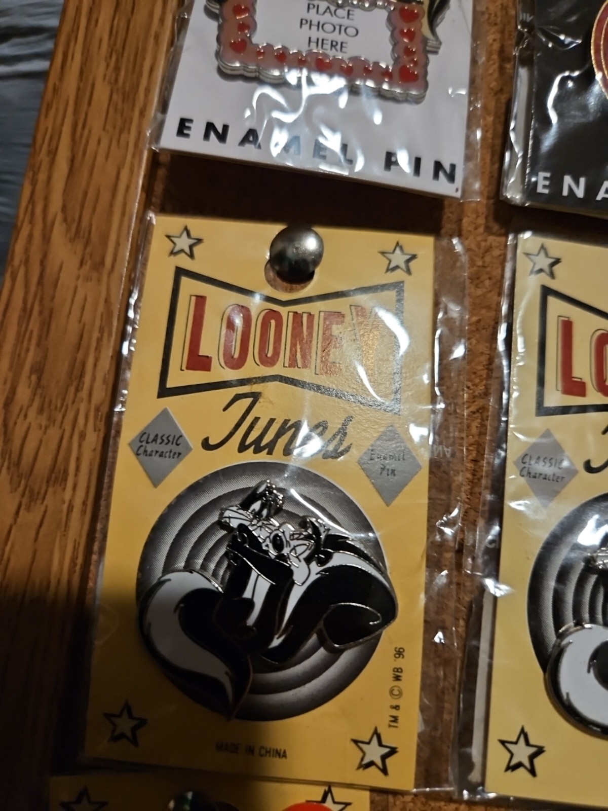 Pepe le Pew w/ Penelope pin