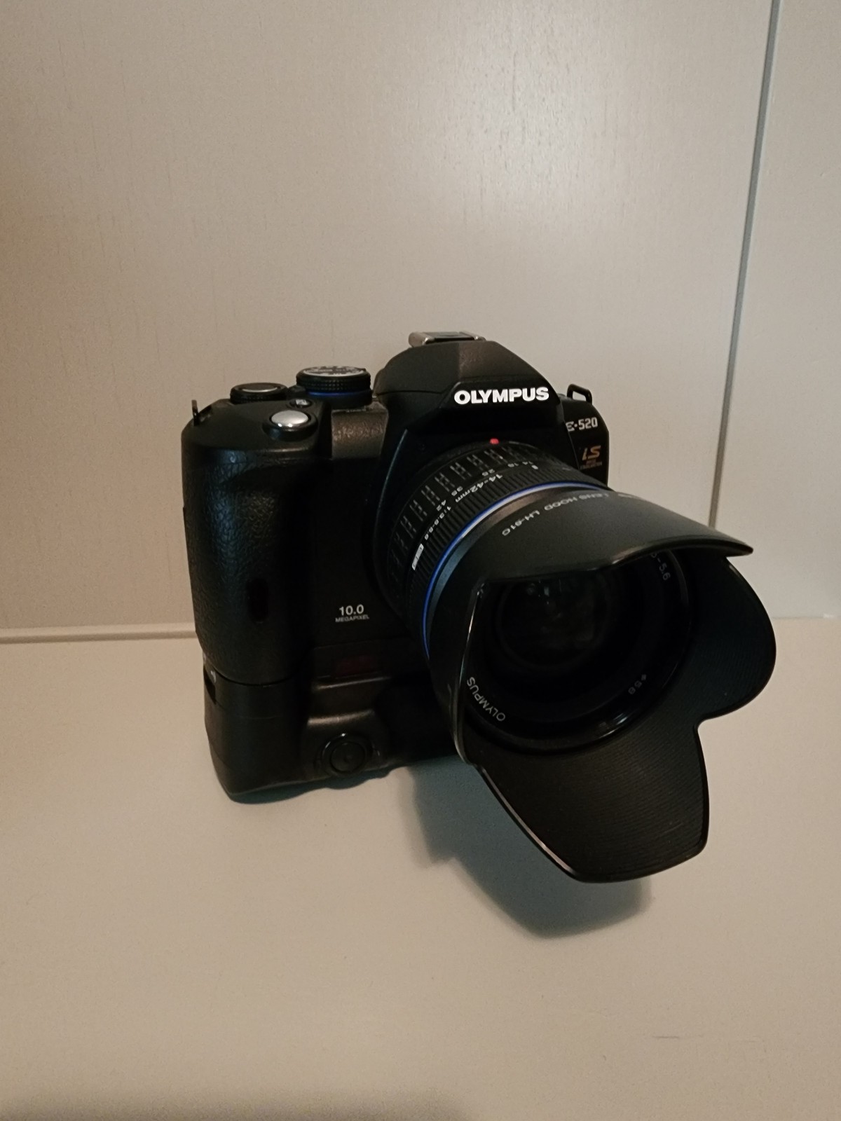 Olympus e-520 digital camera w/ external battery holder
