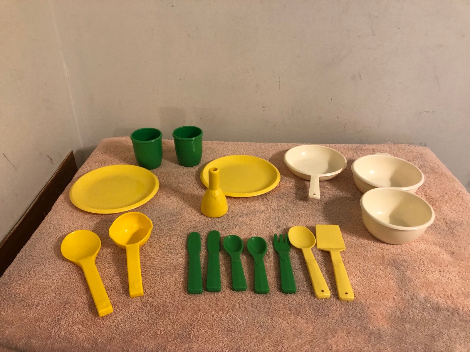 Vintage Little Tikes Pretend Play Dishes & Pans Plus Vase Lot of 17 Pieces