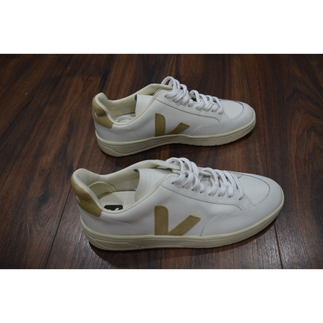 NWOB Veja V-12 LEATHER WHITE SABLE Men's 8.5 MSRP 170