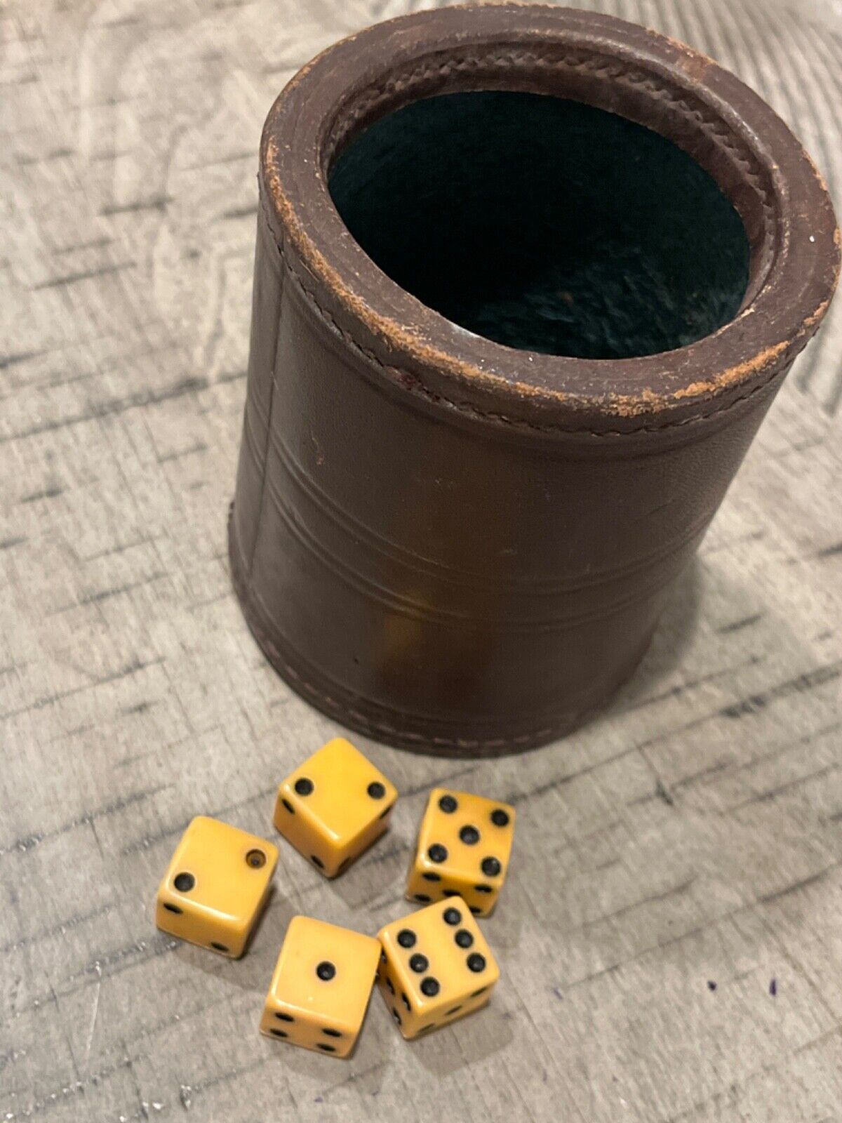 Old vaseline bakelite 7-up & regular dice & old Noco dice cup 051124iB@