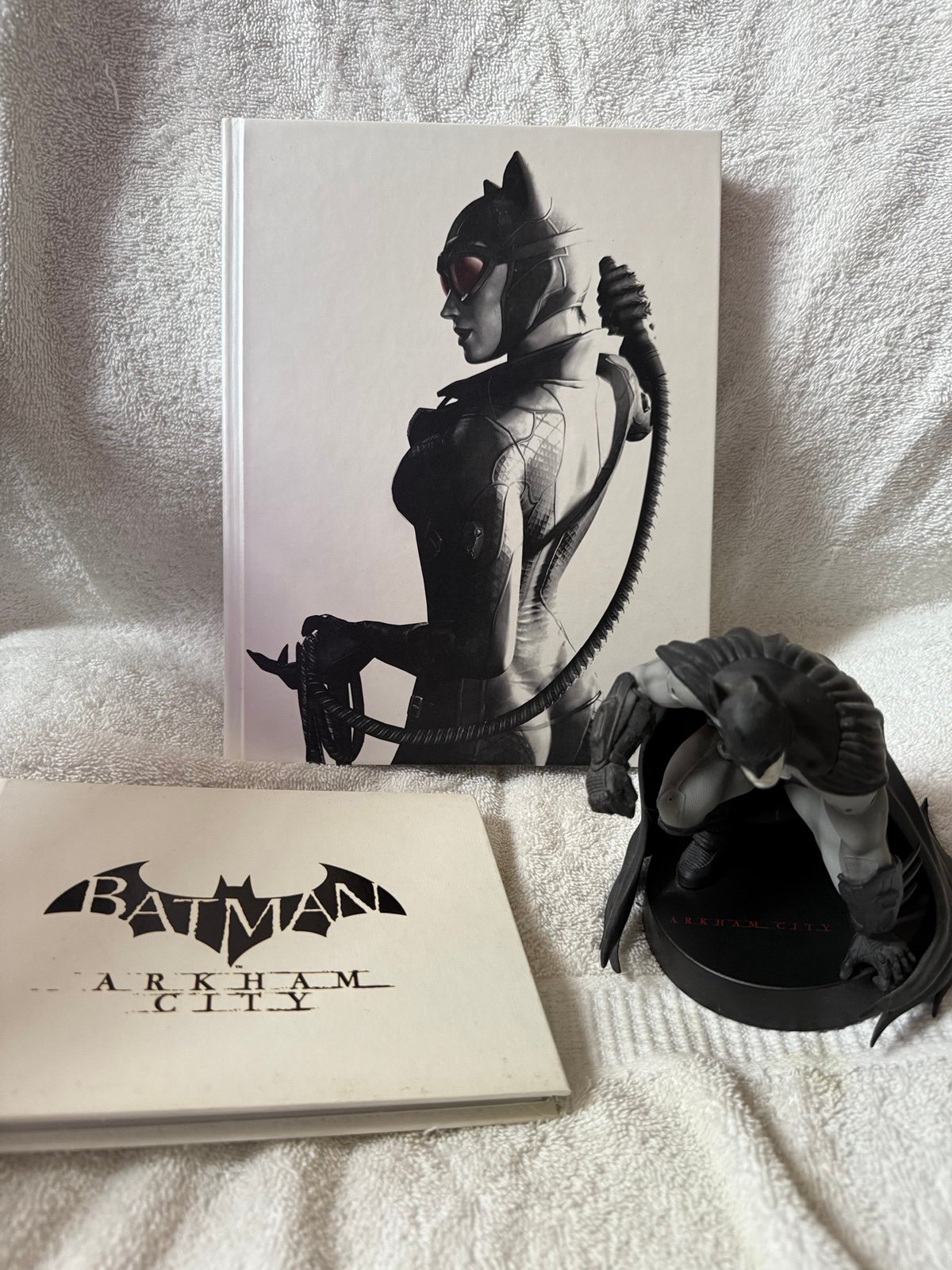 Batman Arkham City Collectors Edition Statue Art Book Strategy Guide LE Limited