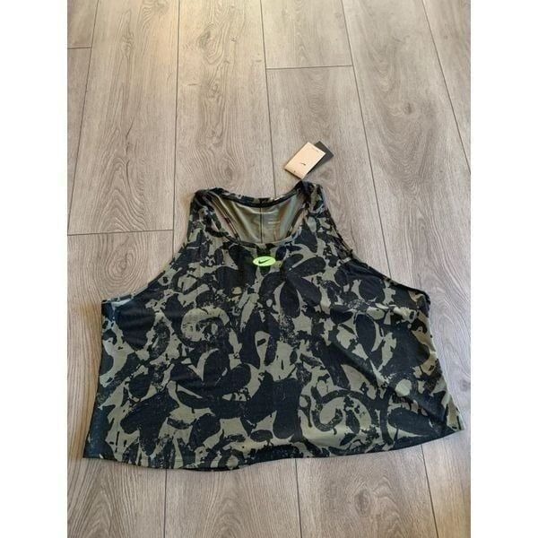Nike woman’s training tank top, slim fit plus, very beautiful