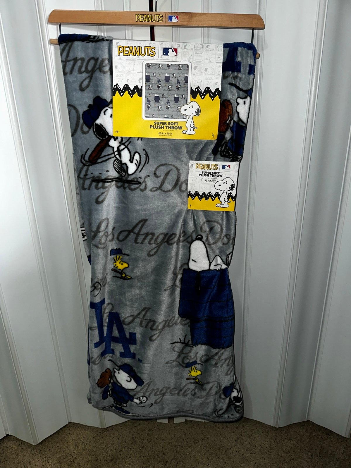 MLB official Peanuts Snoopy Dodgers Throw Blanket 60x70