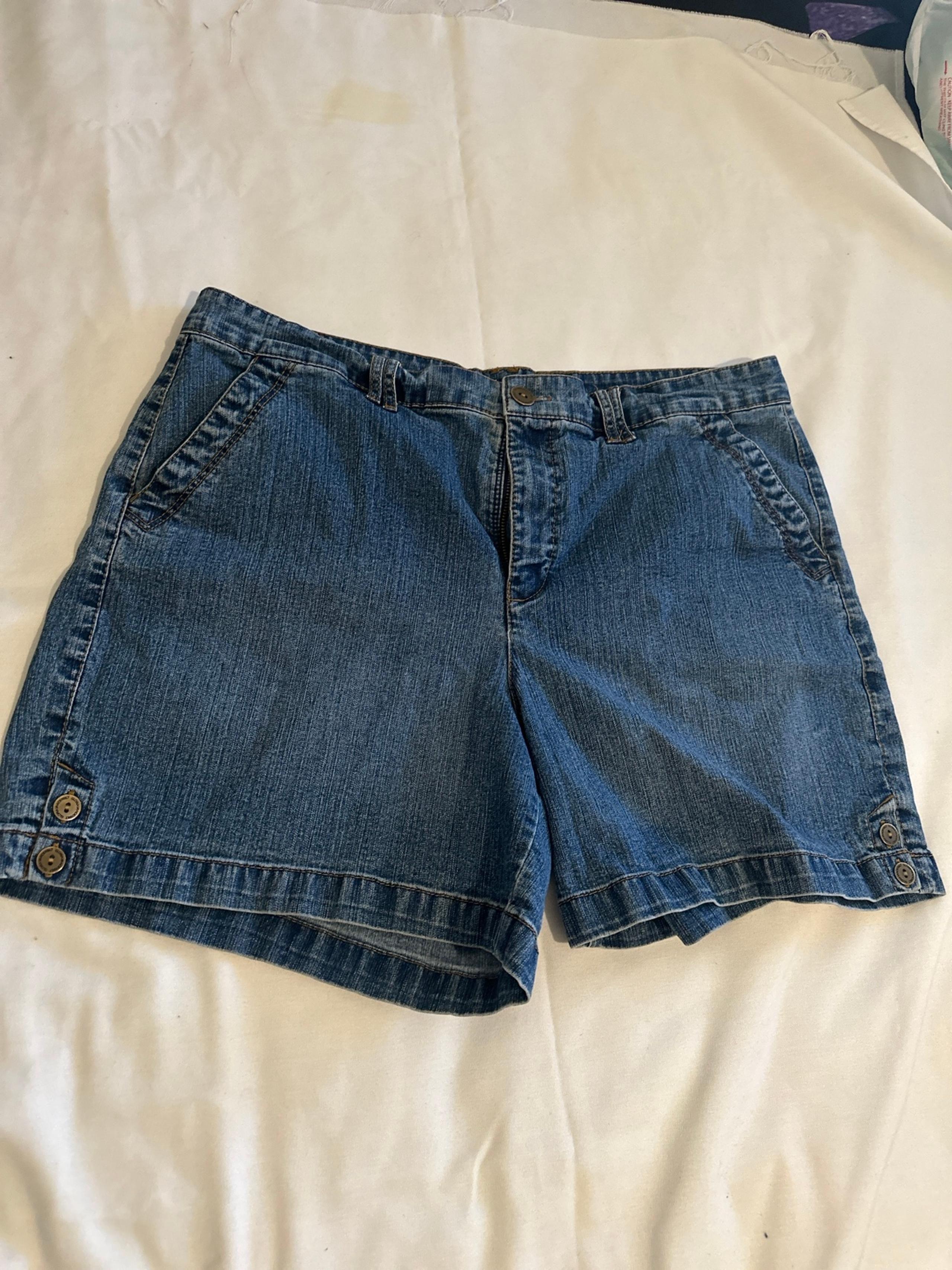 Gloria Vanderbilt slimming effect shorts size 16 EUC