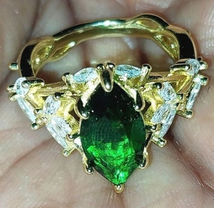 Beautiful green elegant wedding ring sz 7
