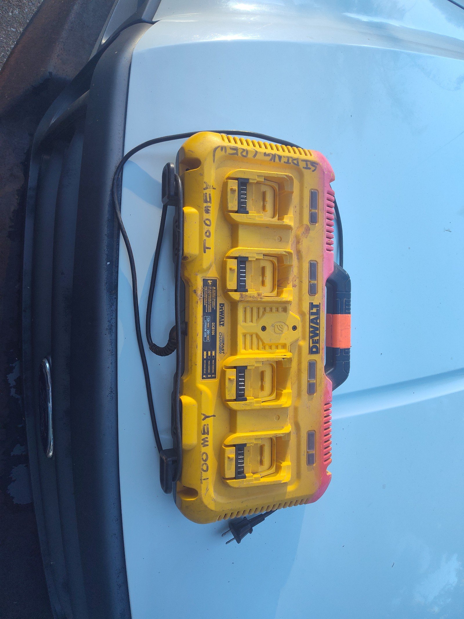 DeWALT Lithium-Ion 4-Port Fast Charger -DCB104