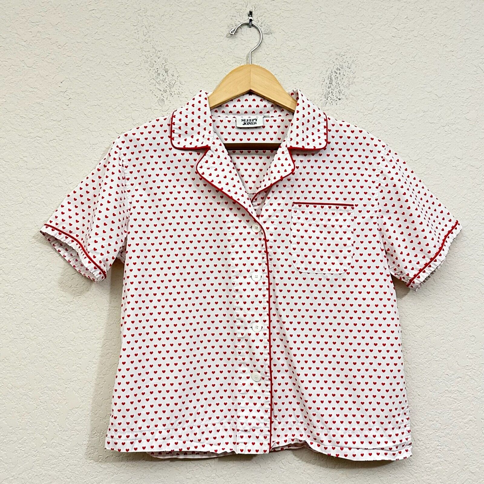 SLEEPY JONES Allover Heart Print Pajama Top in White/Red