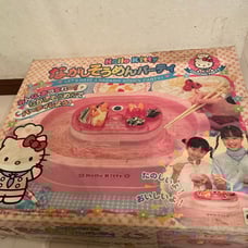 Hello Kitty Flowing Somen Party