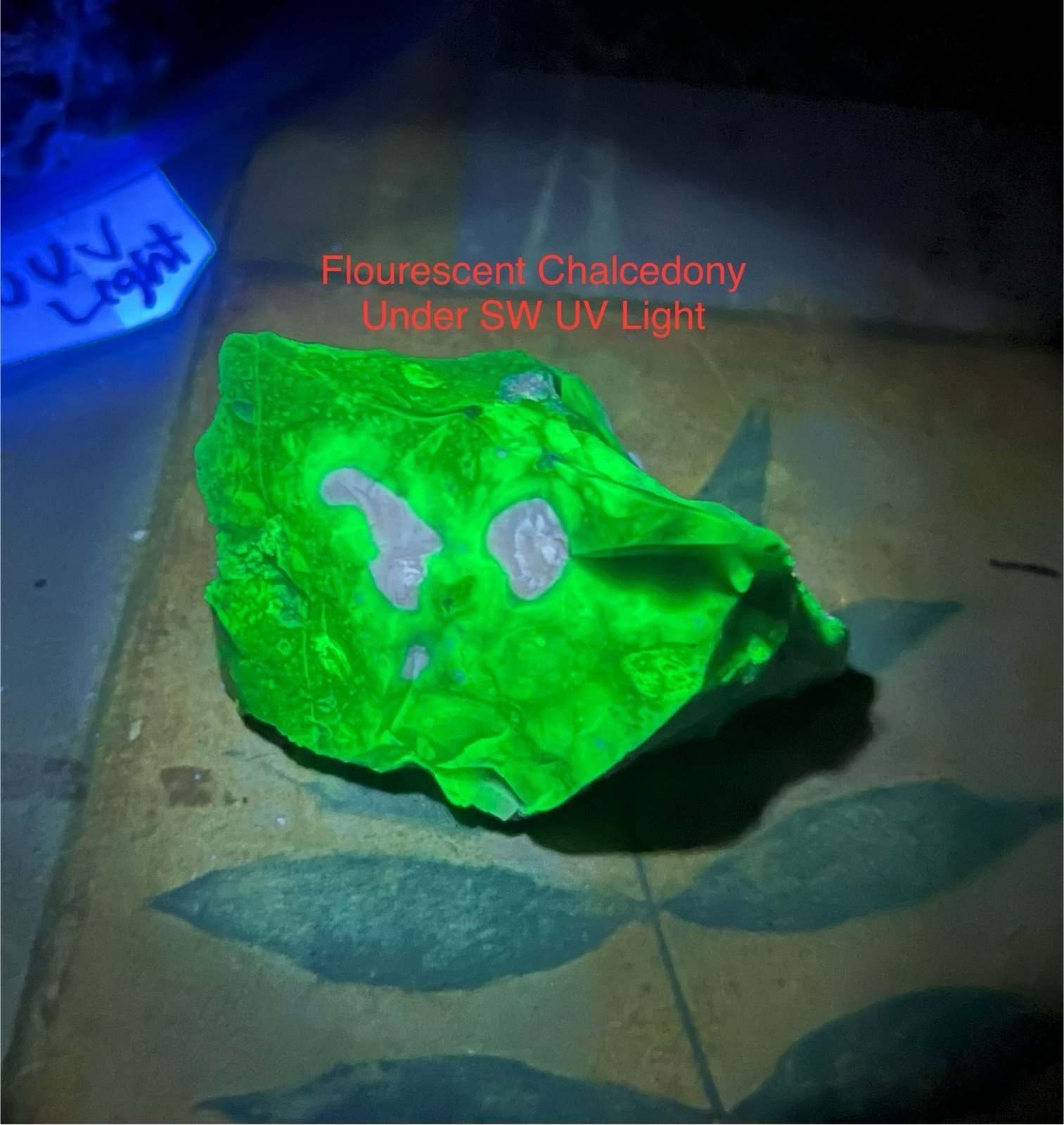 Fluorescent Mineral - UV Reactive - Short Wave Light 67.3g Really Cool !