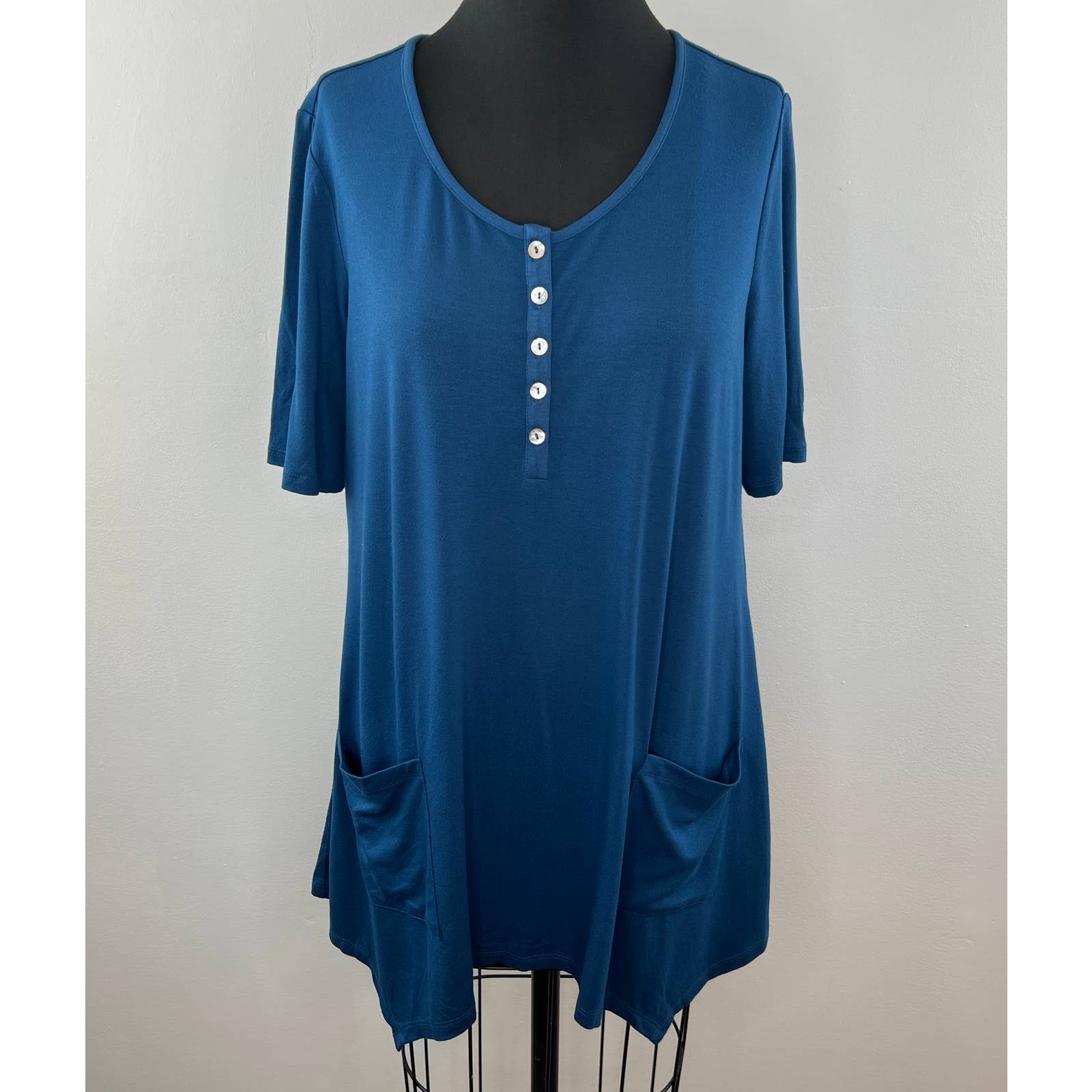LOGO Lori Goldstein Blue Stretch Scoop Neck Henley Short Sleeve Pocket Tunic L
