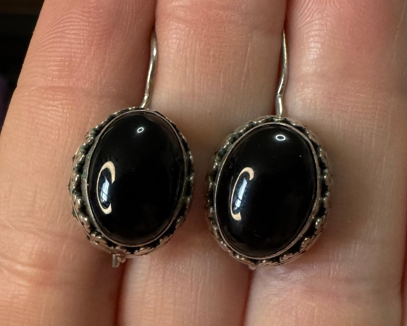 Vintage sterling silver Cabochon black Onyx hook earrings W/Side Details~8.81g