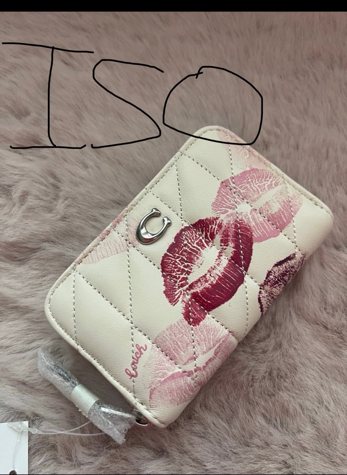 Coach Essential Small Zip Around Card Case With Quilting And Lip Print cs045