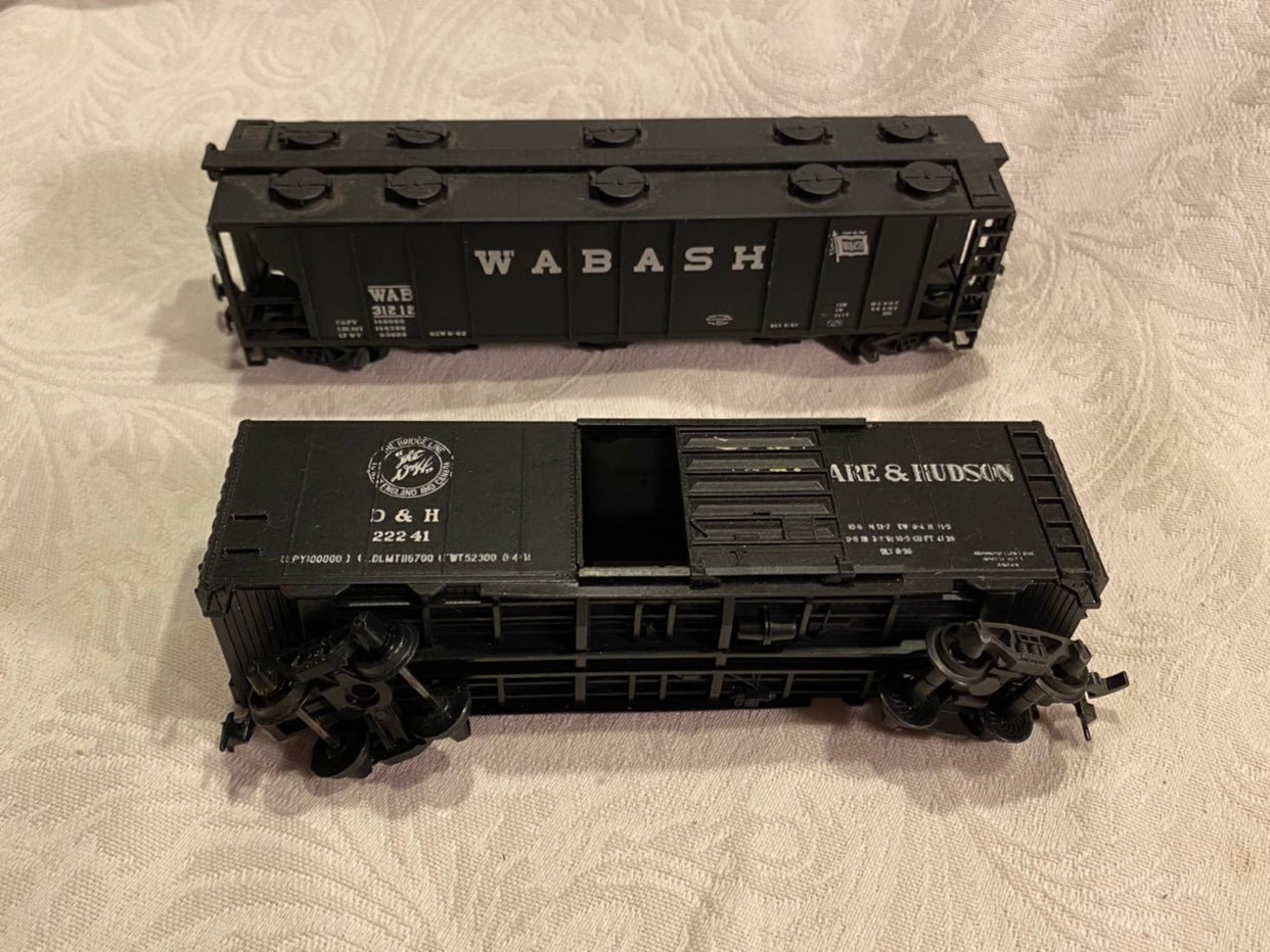 Two HO train cars