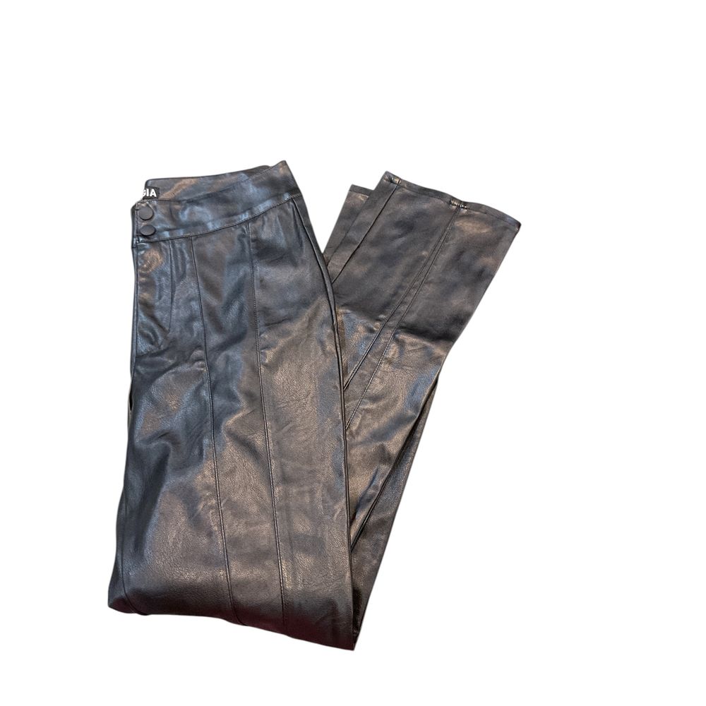 I am GIA black faux leather pants size L