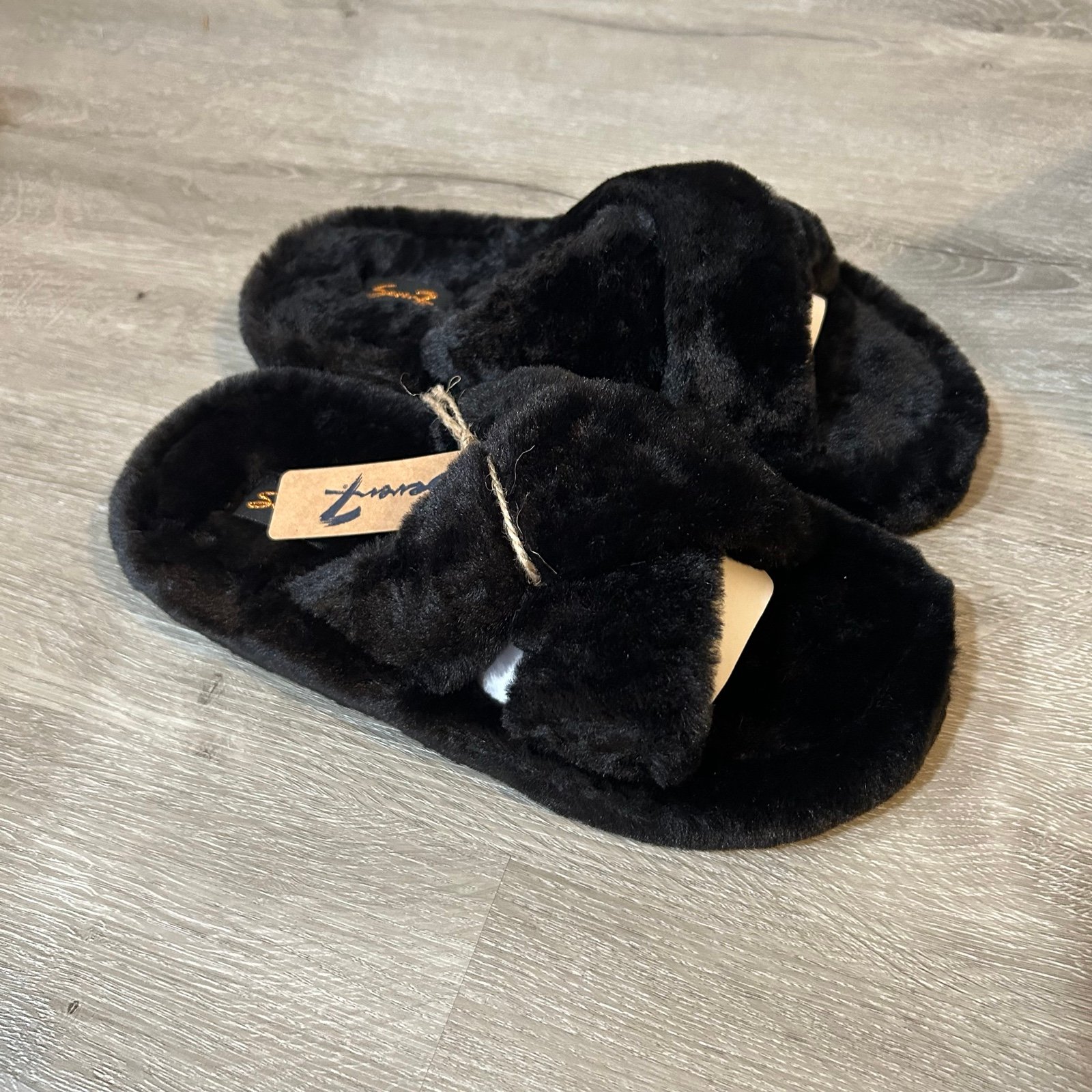 NIB Seven7 Black Kiki Fuzzy Soft Slipper Lounge Sandals Women’s Size 8
