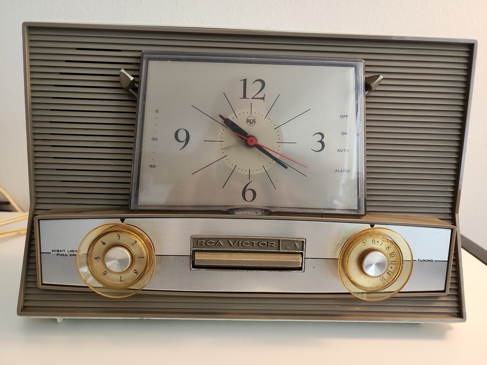 Vintage RCA Victor Tube Radio Alarm Clock Model 3-RD-69 Mid Century Modern.